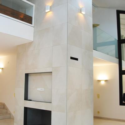  Kaminverkleidung mit Platten im Format 60 x 120 cm.